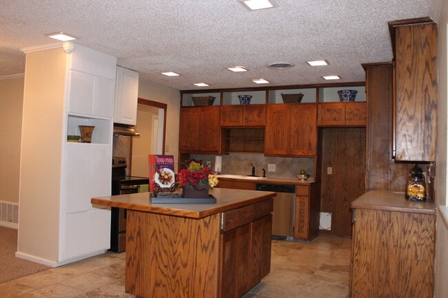 Building Photo - PRE-LEASING For August 1st! 4 Bedroom/ 2 B...
