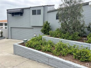 Building Photo - 504 Avenida La Costa