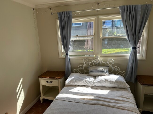 Building Photo - 723 Arenas St