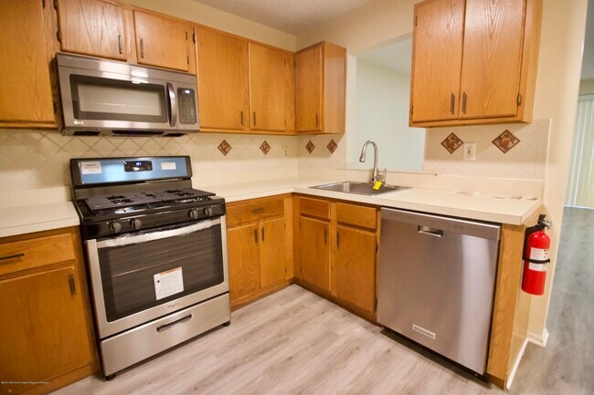 Building Photo - 43 Tulip Ln