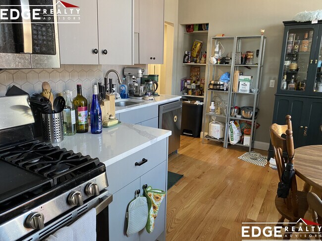 Building Photo - 1914 Beacon St