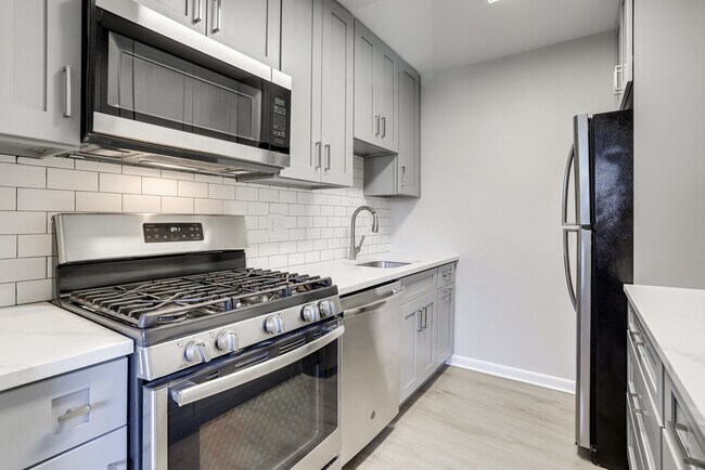 Amplio espacio de almacenamiento y encimeras. - 3515 Washington Blvd