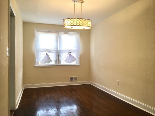 Building Photo - Beautiful 3 Bedroom Townhome in Parkville!