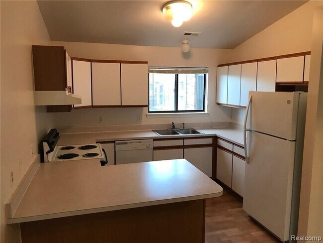 Building Photo - 42749 Lilley Pointe Dr