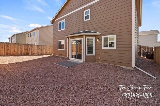Building Photo - HUGE 3 Bedroom/2.5 Bathroom Home in Courty...