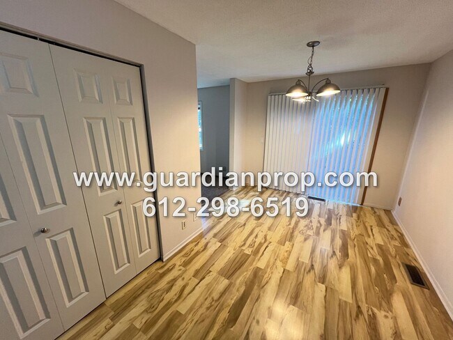 Foto del edificio - End Unit Townhouse Available November 1st,...