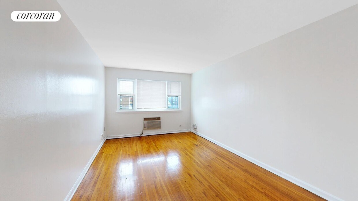 Primary Photo - 1101 E 222nd St