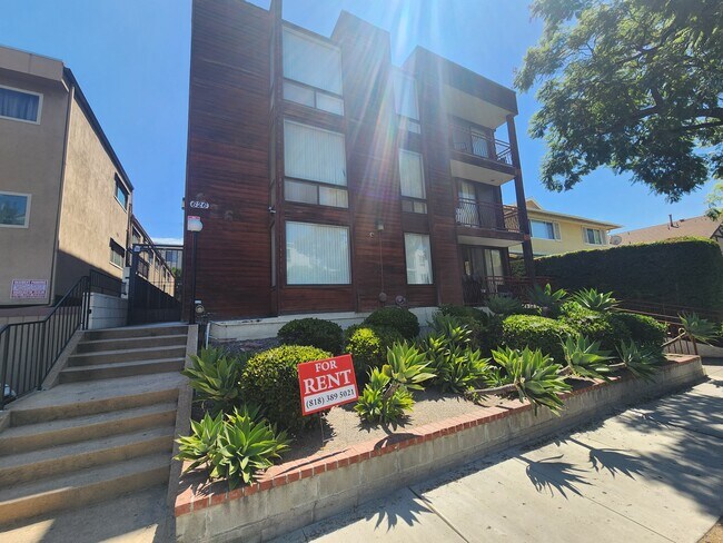 Building Photo - 626 N Isabel St