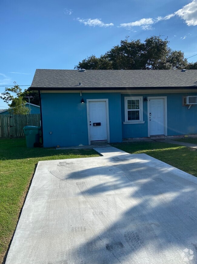 Building Photo - 407 W Stoddard Ave