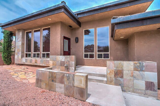 Foto del edificio - Gorgeous, Custom 4 bed, 3 bath Pet-Friendl...