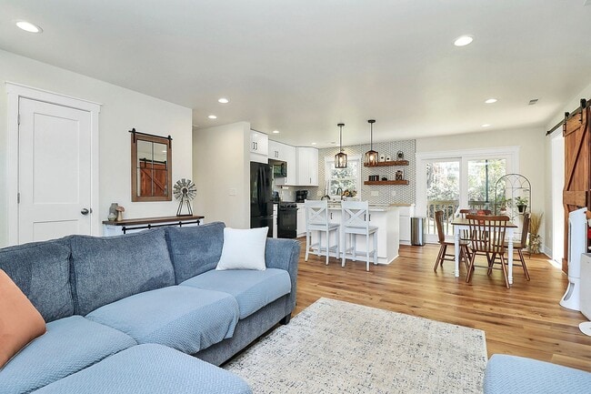 Foto del edificio - Fully Updated & Furnished Gem in the Heart of Starmount!