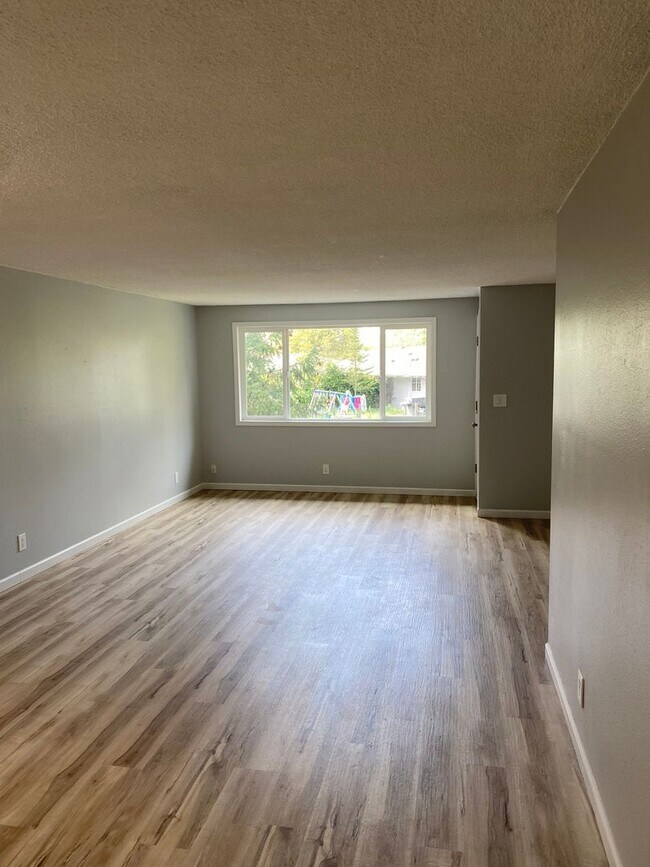 Building Photo - HSM01 ~ 1555/1565 Copping Street