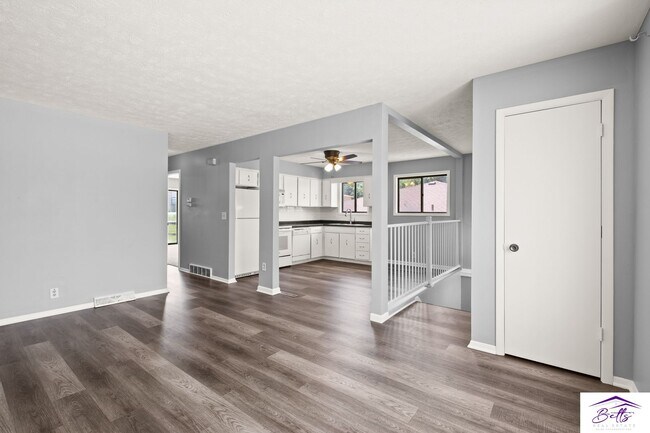 Building Photo - Great Condo located in the Heart of Bellevue