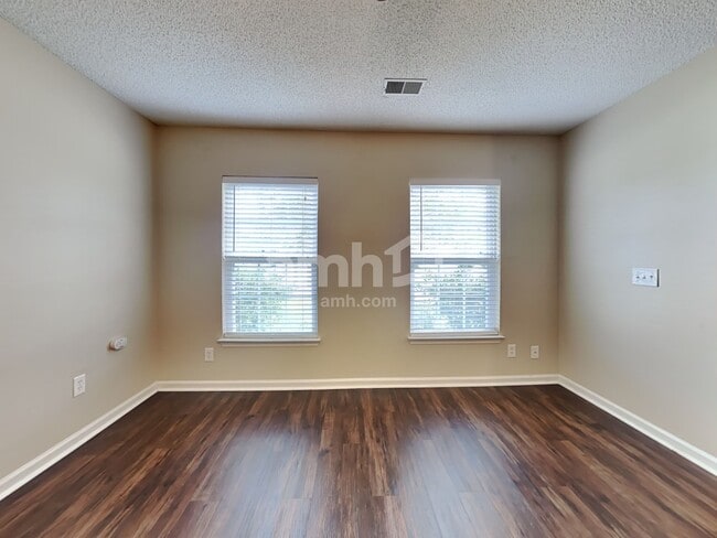 Foto del edificio - 136 Wildberry Ln