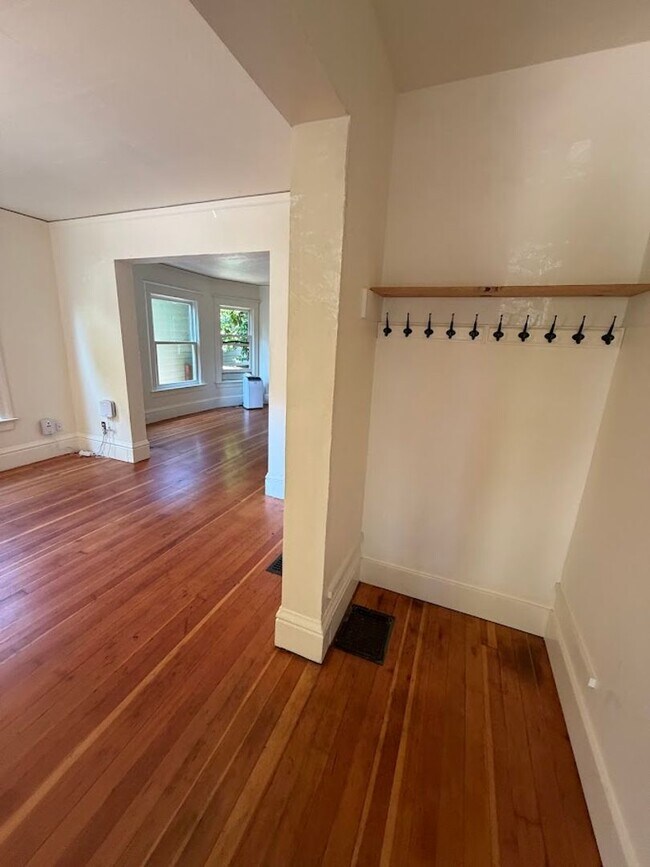 Building Photo - SFH 290 - Yamhill Duplex