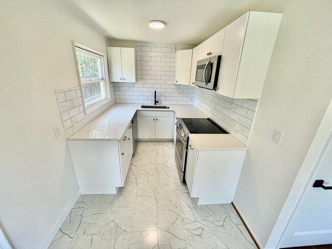 Building Photo - Modern and Bright 3Bd/1B Home | Washer & D...