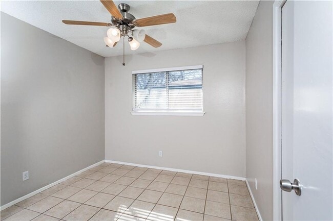 Building Photo - 3004 Pecan Springs Rd