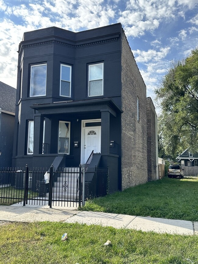 Building Photo - 6330 S Paulina St