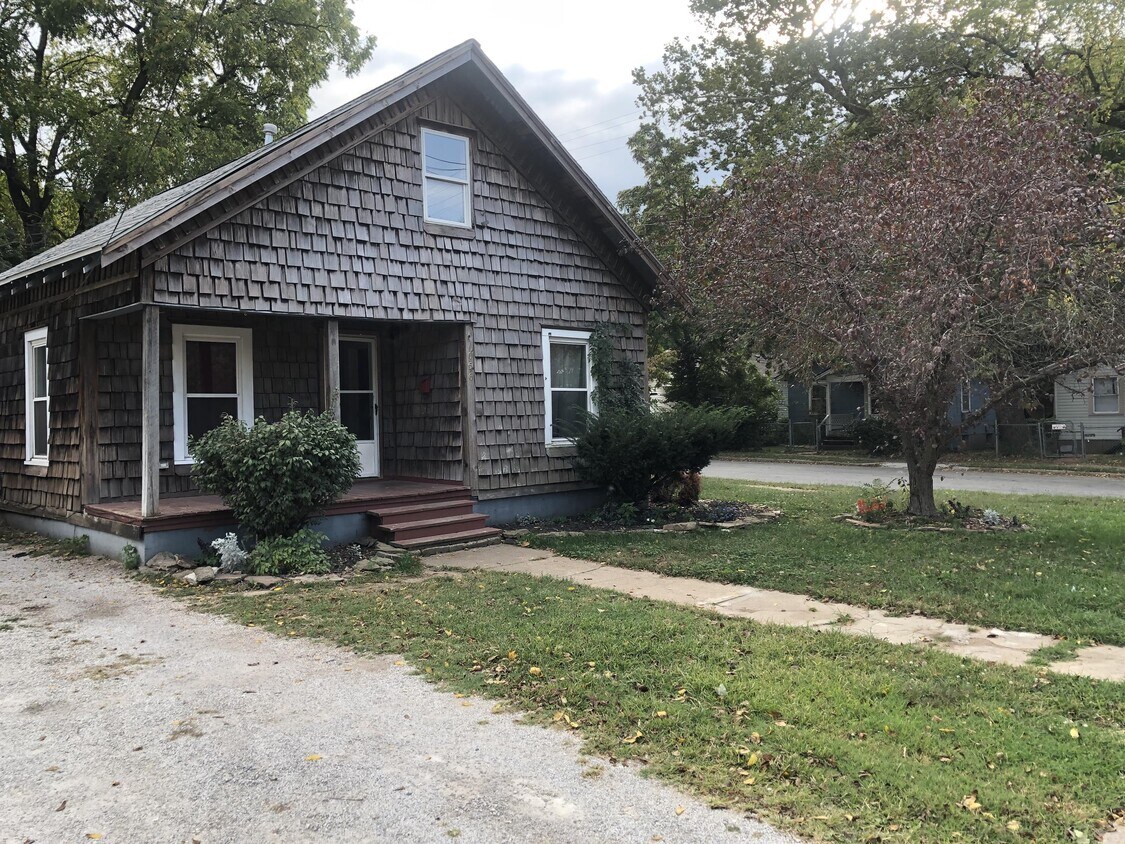 1056 W Mt Vernon St, Springfield, MO 65806 House Rental in