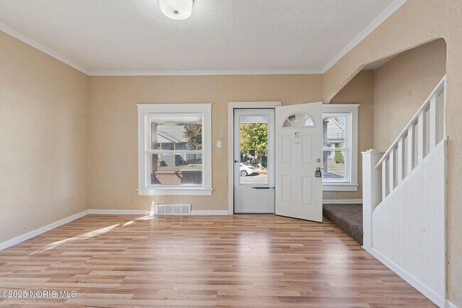 Foto del edificio - 1557 Indiana Ave