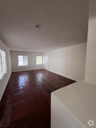Building Photo - 939 1/2 N Sierra Bonita Ave
