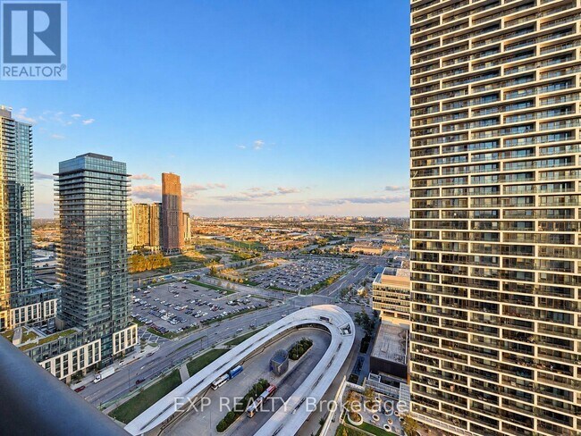 Photo du bâtiment - 898 Portage Pkwy