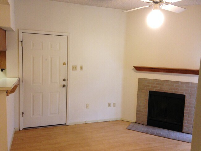 Living room - 114 E 31st St