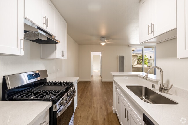 Building Photo - Oak Tree Apartments