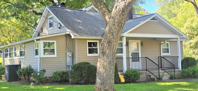 Building Photo - Beautifully Maintained Farm House