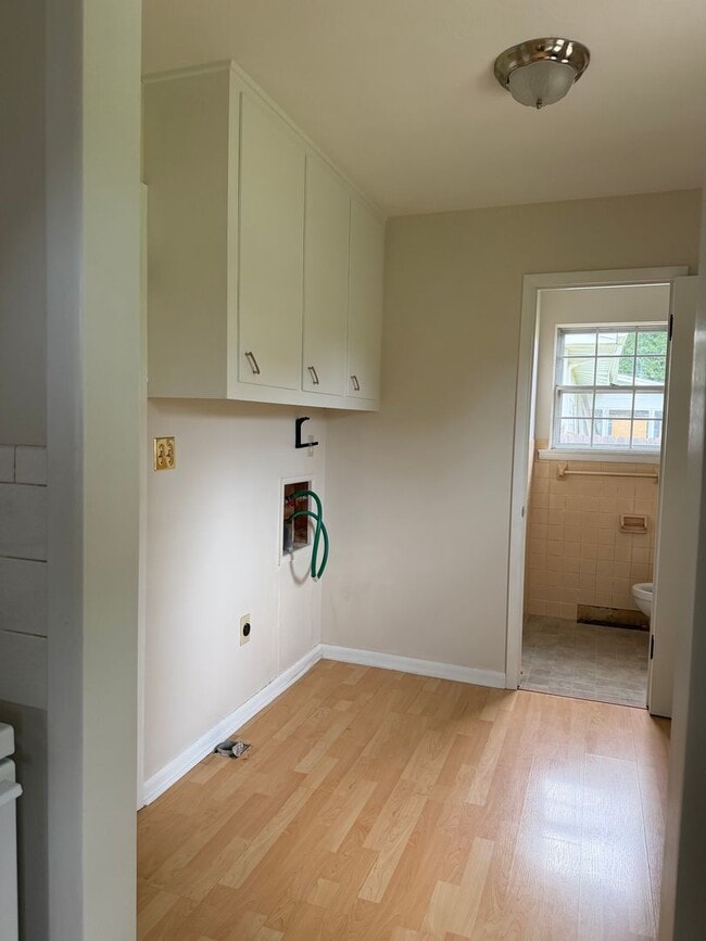 Building Photo - 2828 S Stewart Ave