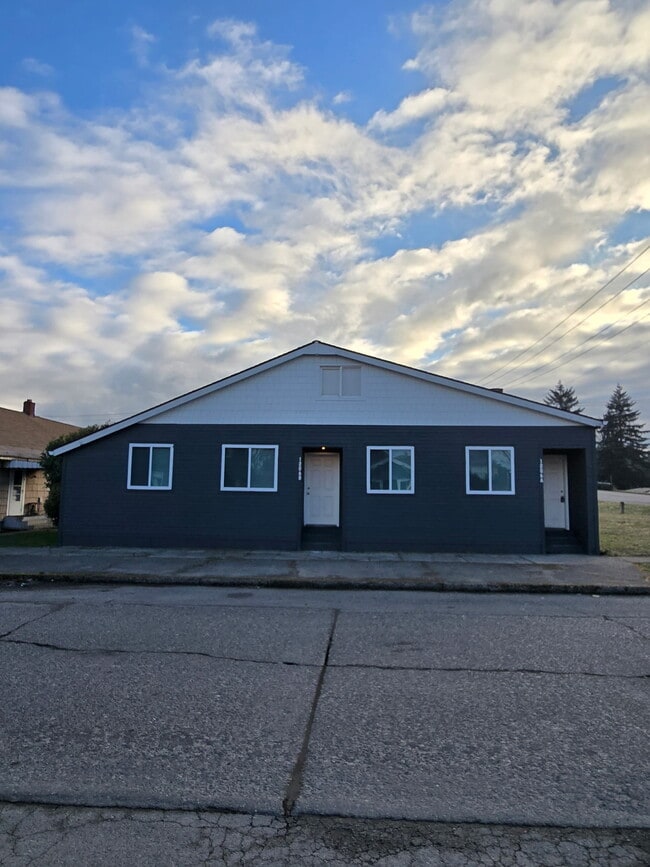 Building Photo - 1206 B St