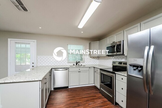 Building Photo - 4 Bedroom Pet-Friendly Home in Lakeland, FL with Main Street Renewal