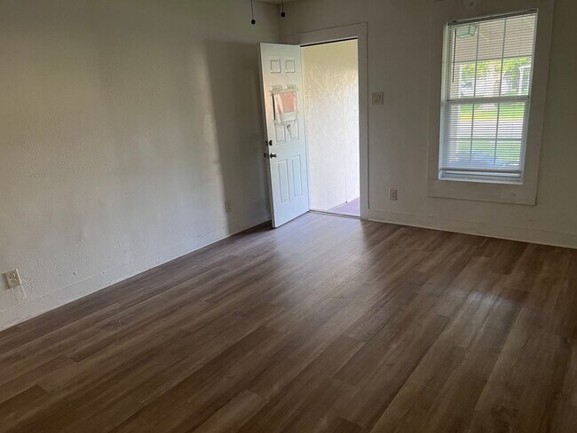 Foto del edificio - Charming 2BR Duplex in La Porte
