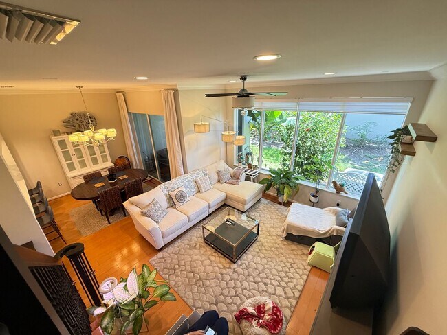 Foto del edificio - Two-story Upscale Townhouse located at Bel...