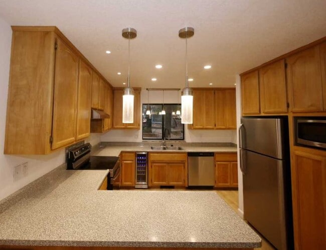 Building Photo - 18111 N Meadow Dr