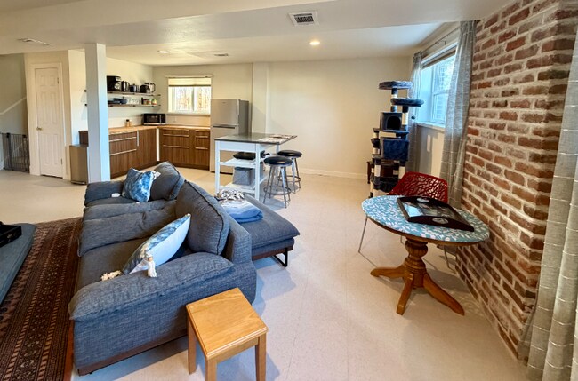 Foto del edificio - 6123 S Madison Dr