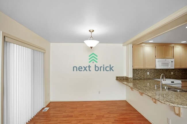Building Photo - 3 Bed 2.5 Bath Townhome for Rent in Kirkland!
