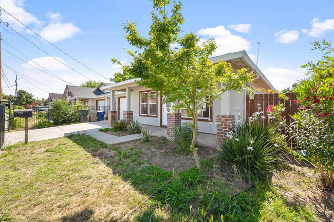 Building Photo - 3910 San Carlos Way