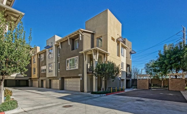 Photo - BRIGHT & PRIVATE, END CORNER UNIT, 2BR/2.5... House