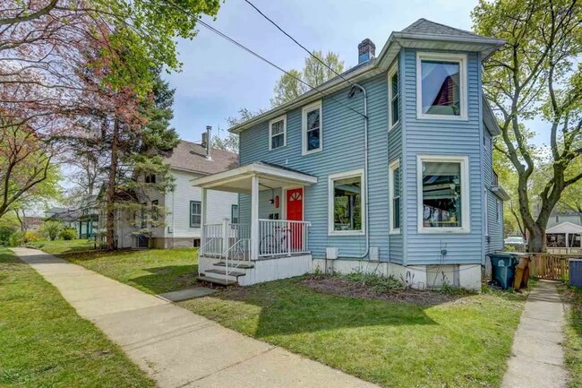 Building Photo - 1027 Drake St