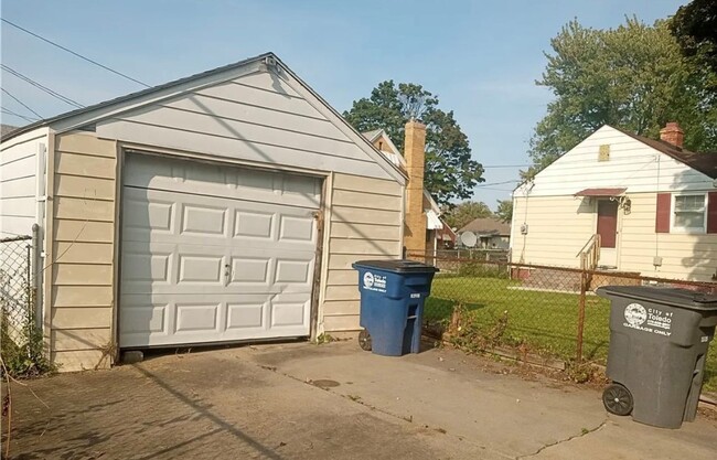 Building Photo - 2 Bedroom Home - North Toledo