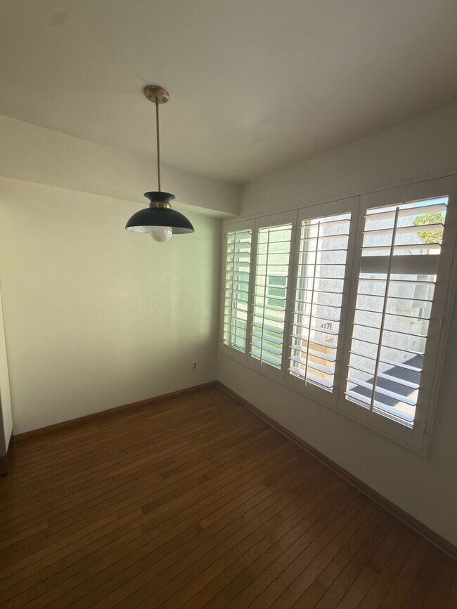 Foto del edificio - DESIRABLE TWO BEDROOM TWO BATH HOME IN STUDIO CITY