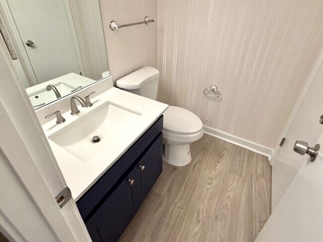 Foto del edificio - Now Leasing a 3-bedroom 2.5 bath Condo/Townhome