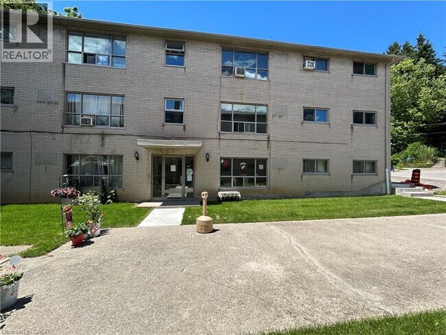 Photo du bâtiment - 108 Creighton Rd