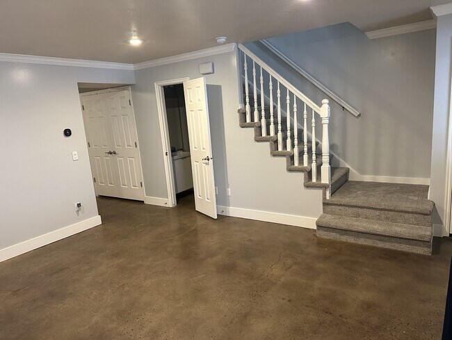 Building Photo - 630 W Allen Cove