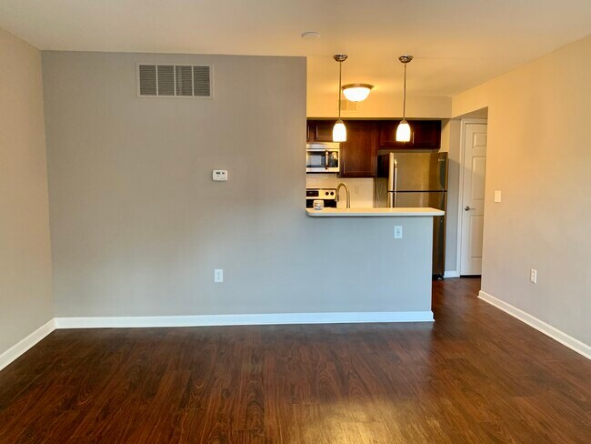 Building Photo - 425 W 9th St