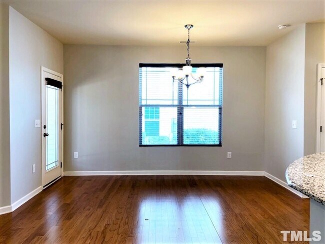 Foto del edificio - End Unit 3 Bedroom Townhome Morrisville RD...