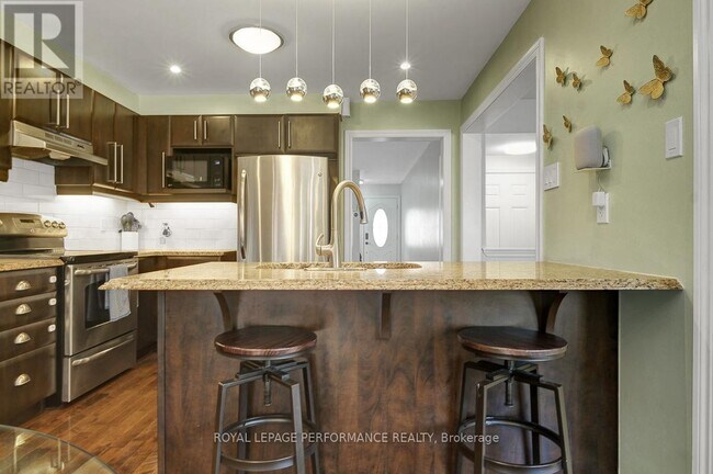 Building Photo - 417 Meadowhawk Crescent