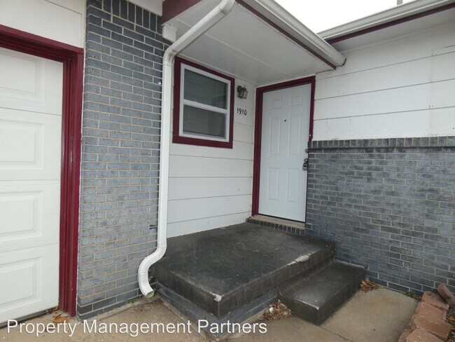 Building Photo - 3 br, 1.5 bath House - 1910 W Greenfield