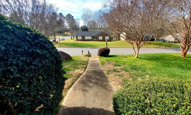Building Photo - Spacious 3 bedroom 2 bathroom in Gastonia